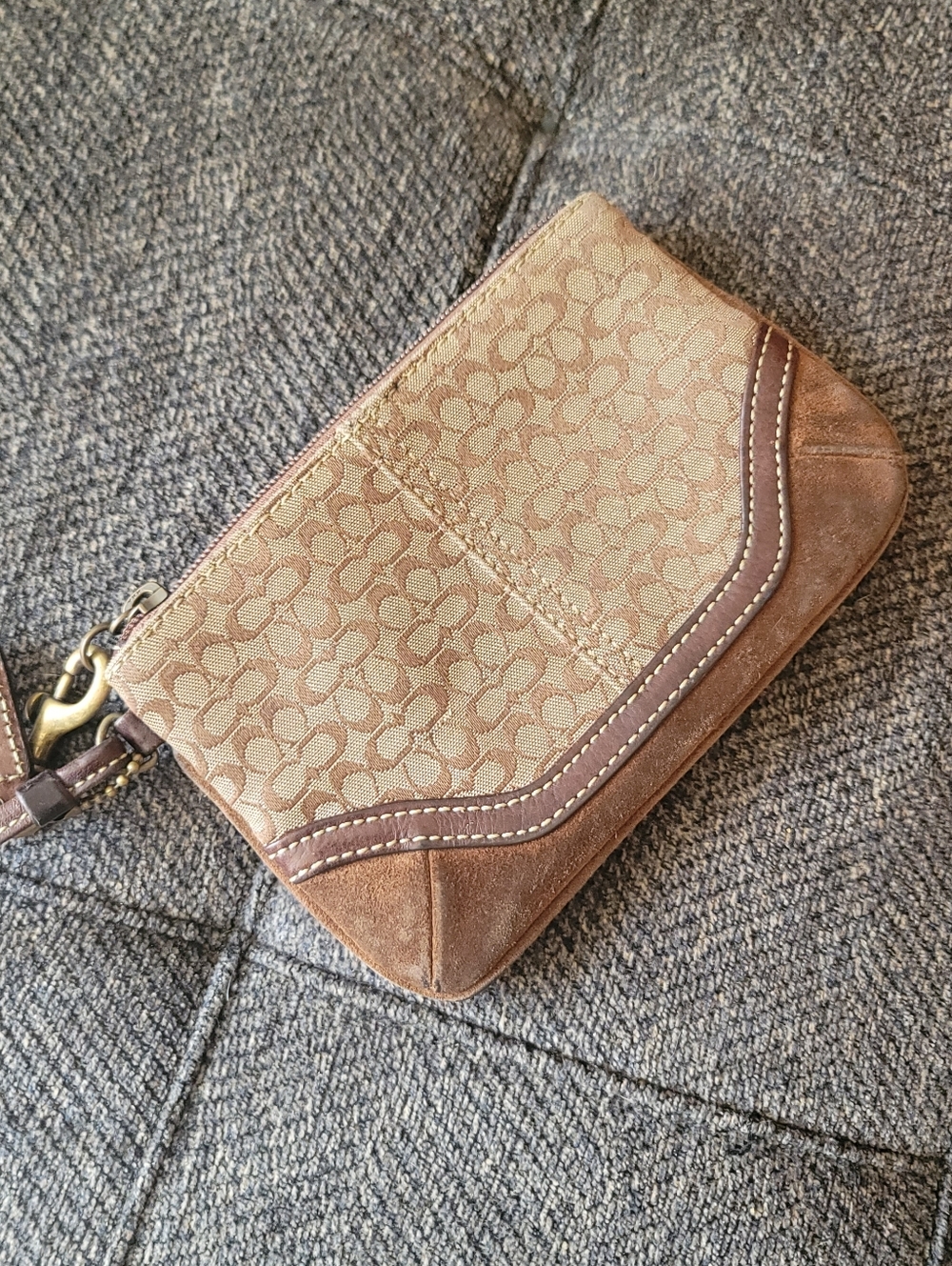 VINTAGE COACH Leather Trim Signature Jacquard Wristlet - Picture 4 of 8